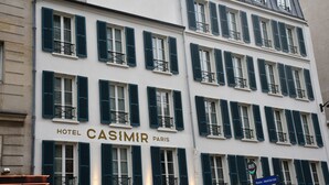 A multi-story building with the sign "HOTEL CASIMIR PARIS" indicating a hotel. - Hotel Casimir (Paris)