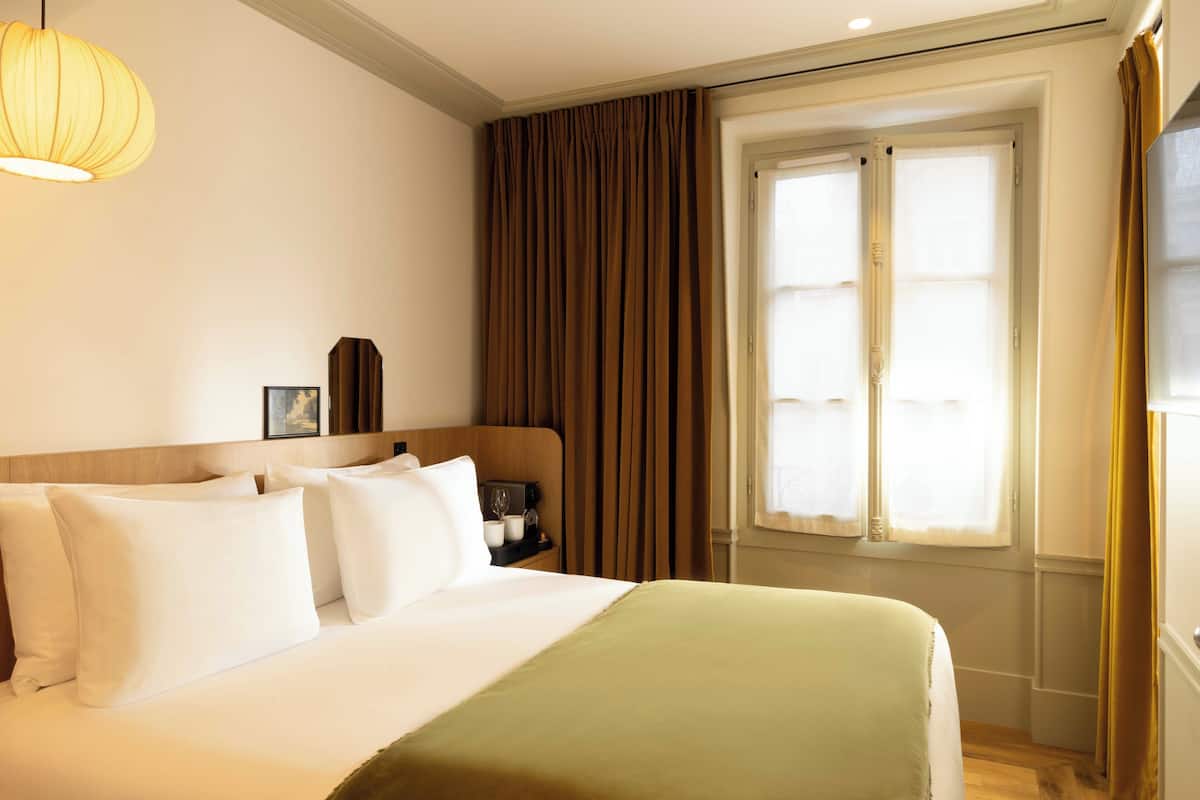 Comfort Room | Minibar, in-room safe, individually decorated, individually furnished