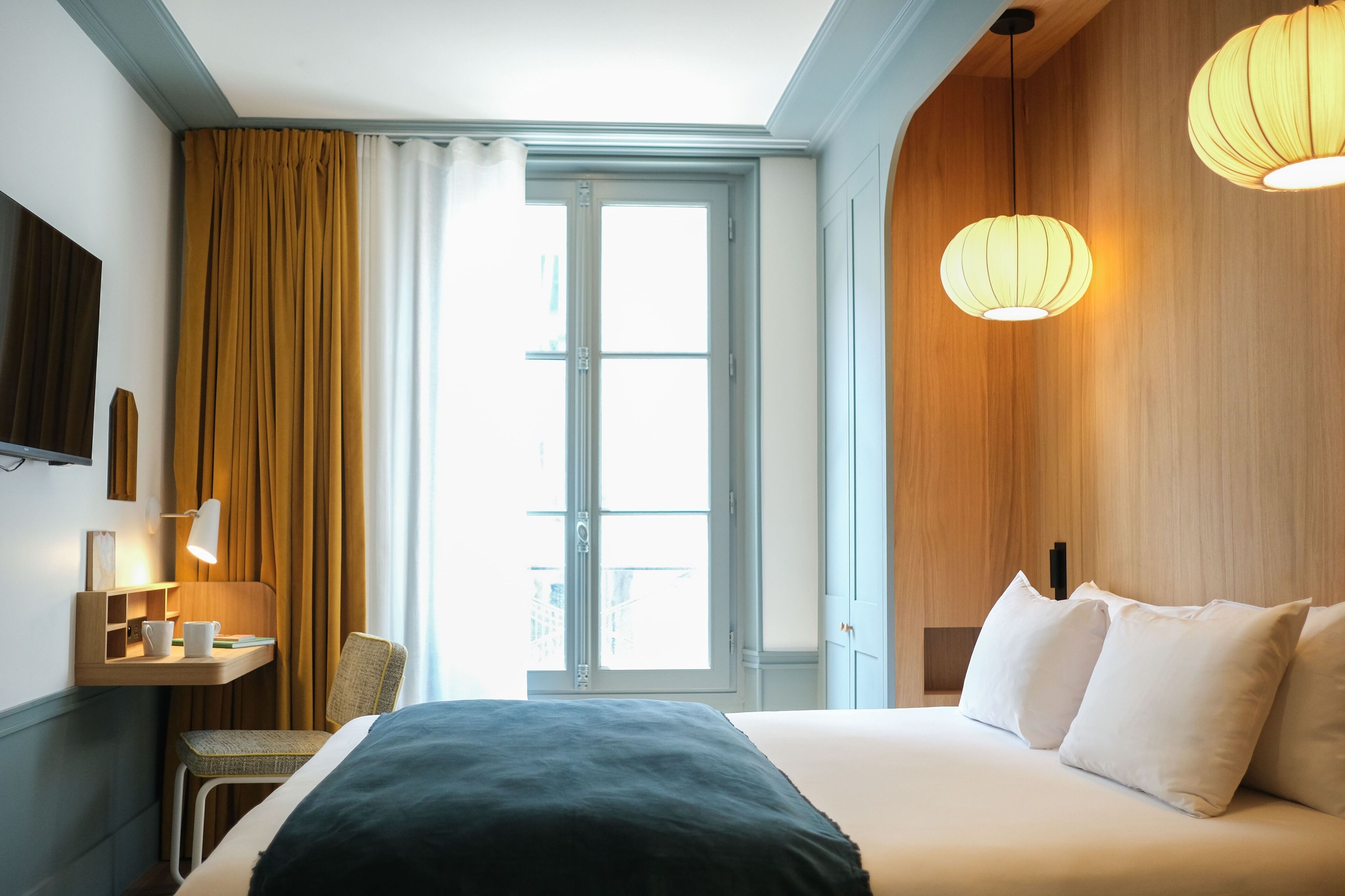 Deluxe kamer | Een minibar, een kluis op de kamer, individueel gedecoreerd