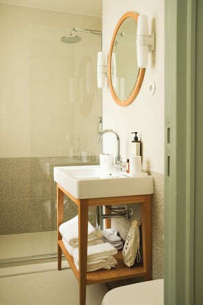 Secador de pelo y toallas