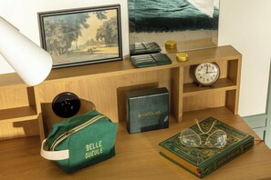 Chambre classique | Aire de séjour | Téléviseur à écran plat
