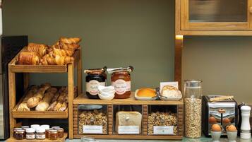 Desayuno buffet diario (EUR 18 por persona)