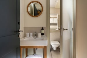Comfort Single Room | Bathroom | Hair dryer, towels, soap, shampoo - Hotel Casimir (Paris)