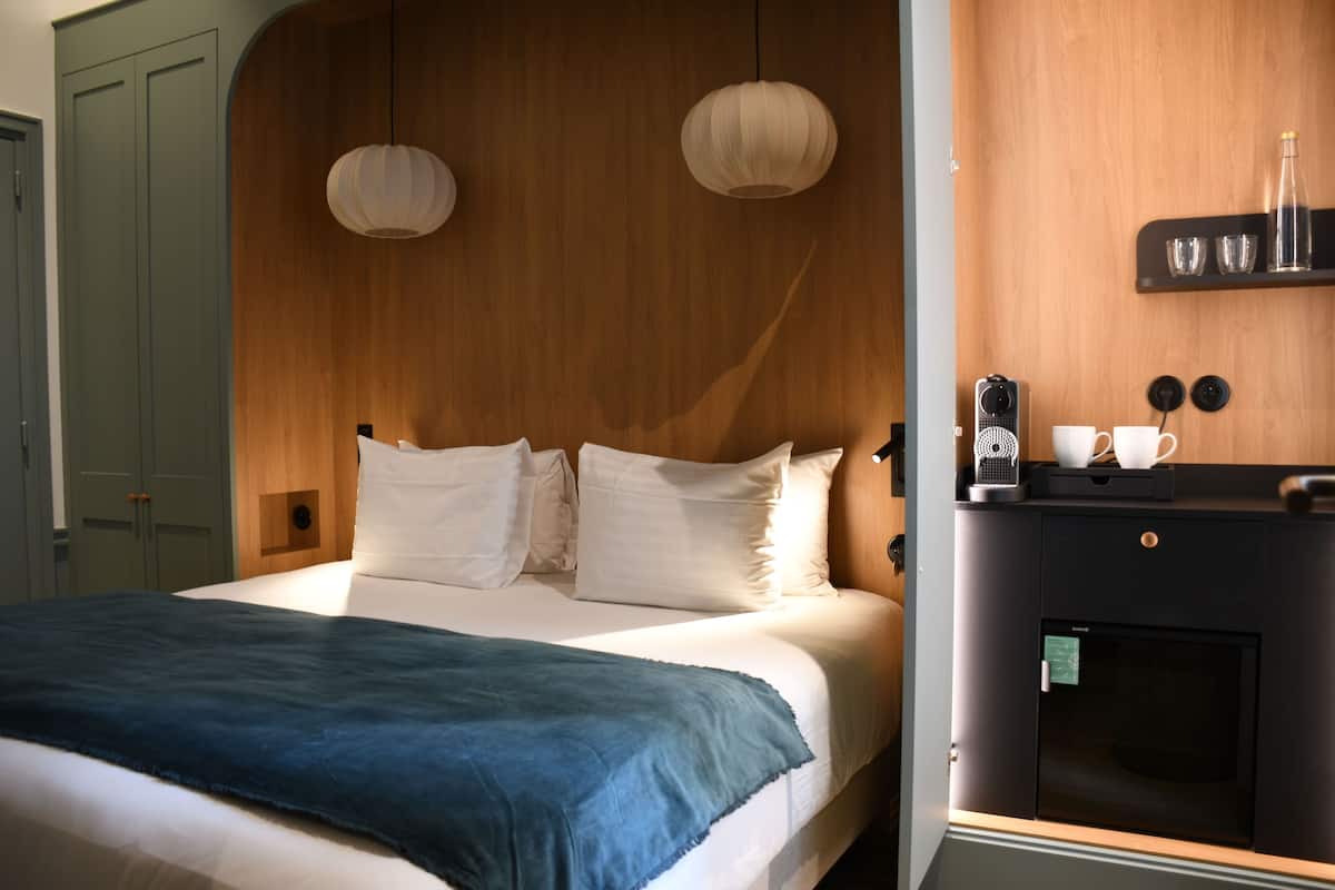 1 dormitorio, minibar, caja fuerte y decoración individual