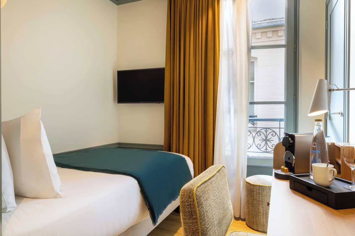 Business Single Room | Minibar, in-room safe, individually decorated, individually furnished