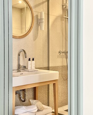 Deluxe kamer | Badkamer | Een haardroger, handdoeken