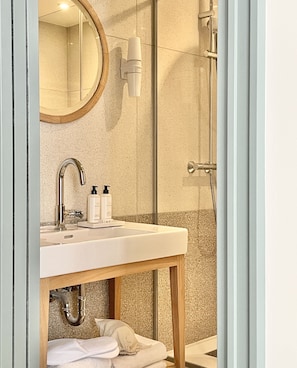 Deluxe kamer | Badkamer | Een haardroger, handdoeken