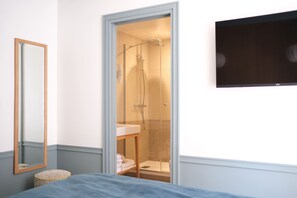 Deluxe kamer | Badkamer | Een haardroger, handdoeken