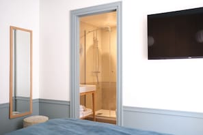 Deluxe kamer | Badkamer | Een haardroger, handdoeken