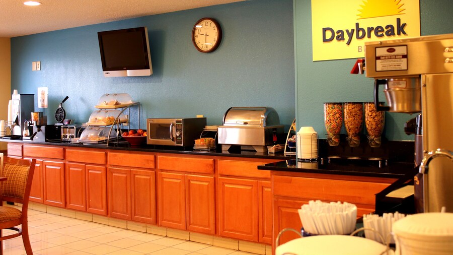 Days Inn & Suites by Wyndham Bloomington/Normal IL