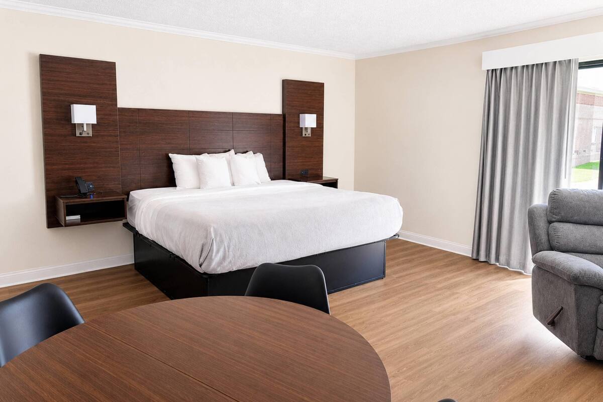 Premium bedding, Select Comfort beds, minibar, desk