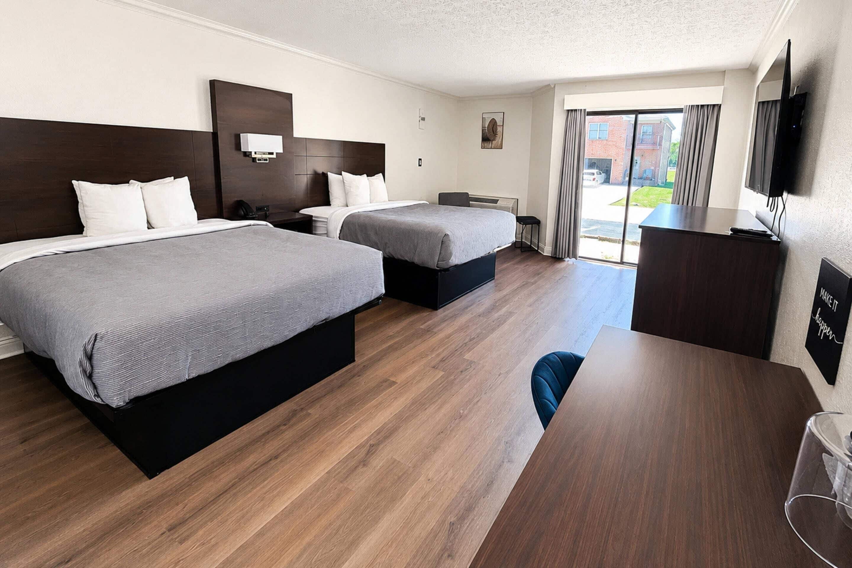 Habitación estándar, 2 camas Queen size, para no fumadores | Ropa de cama de alta calidad, camas Select Comfort y minibar 