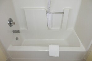 Premium bedding, Select Comfort beds, minibar, individually furnished - Quality Inn Harrodsburg (Harrodsburg)