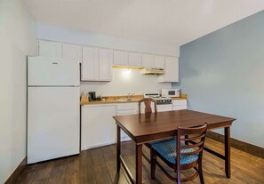 Suite, 1 très grand lit et 1 canapé-lit, non-fumeur (Efficiency) | Bureau, fer et planche à repasser, accès au Wi-Fi (inclus)