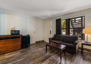 Suite, flere senger, ikke-røyk | Skrivebord, strykejern/-brett, wi-fi (inkludert) og sengetøy