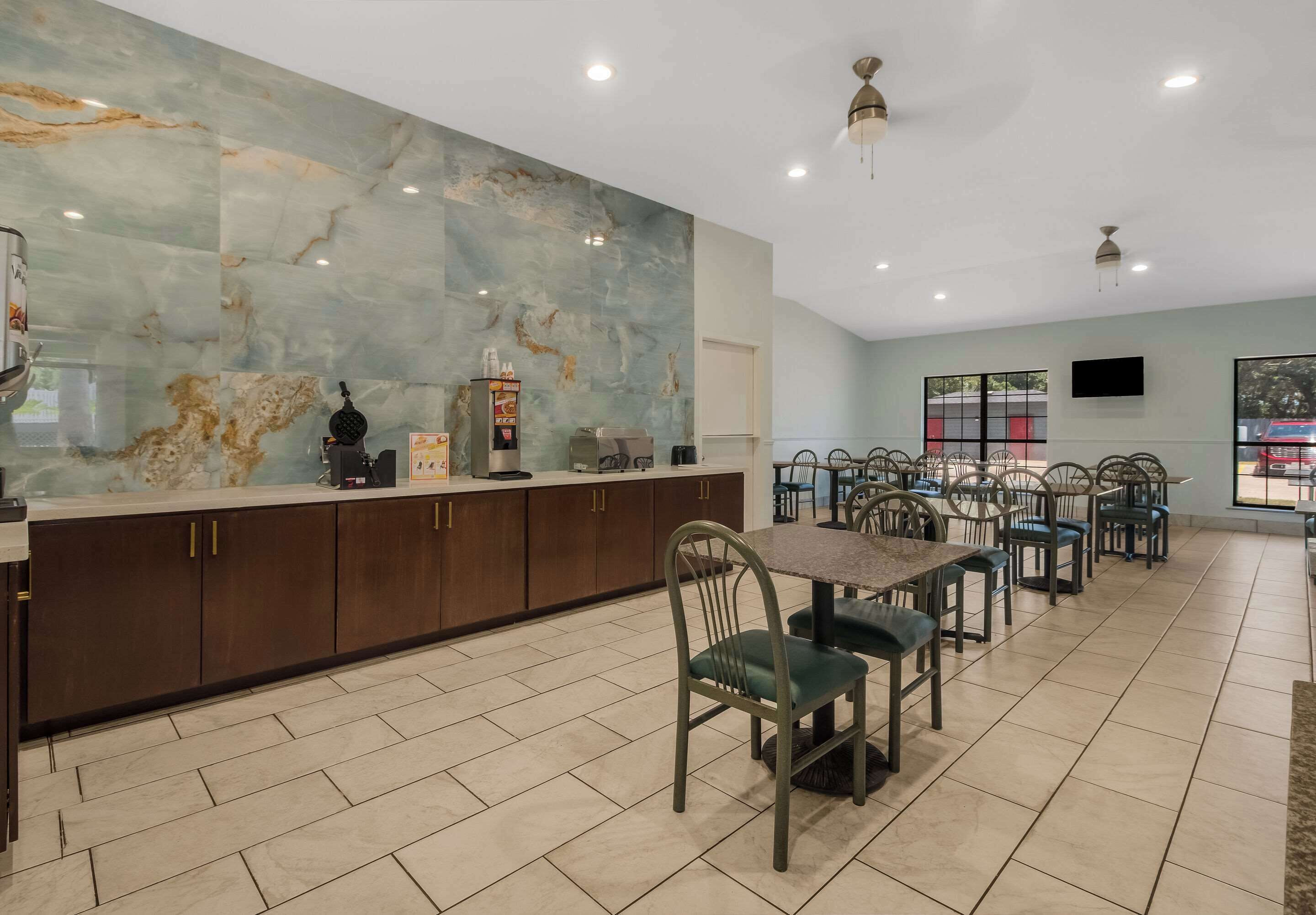 朝食 (フル ブレックファスト)、毎日提供 (無料)