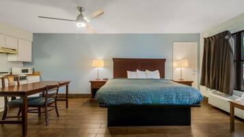 Escritorio, tabla de planchar con plancha, wifi gratis y ropa de cama