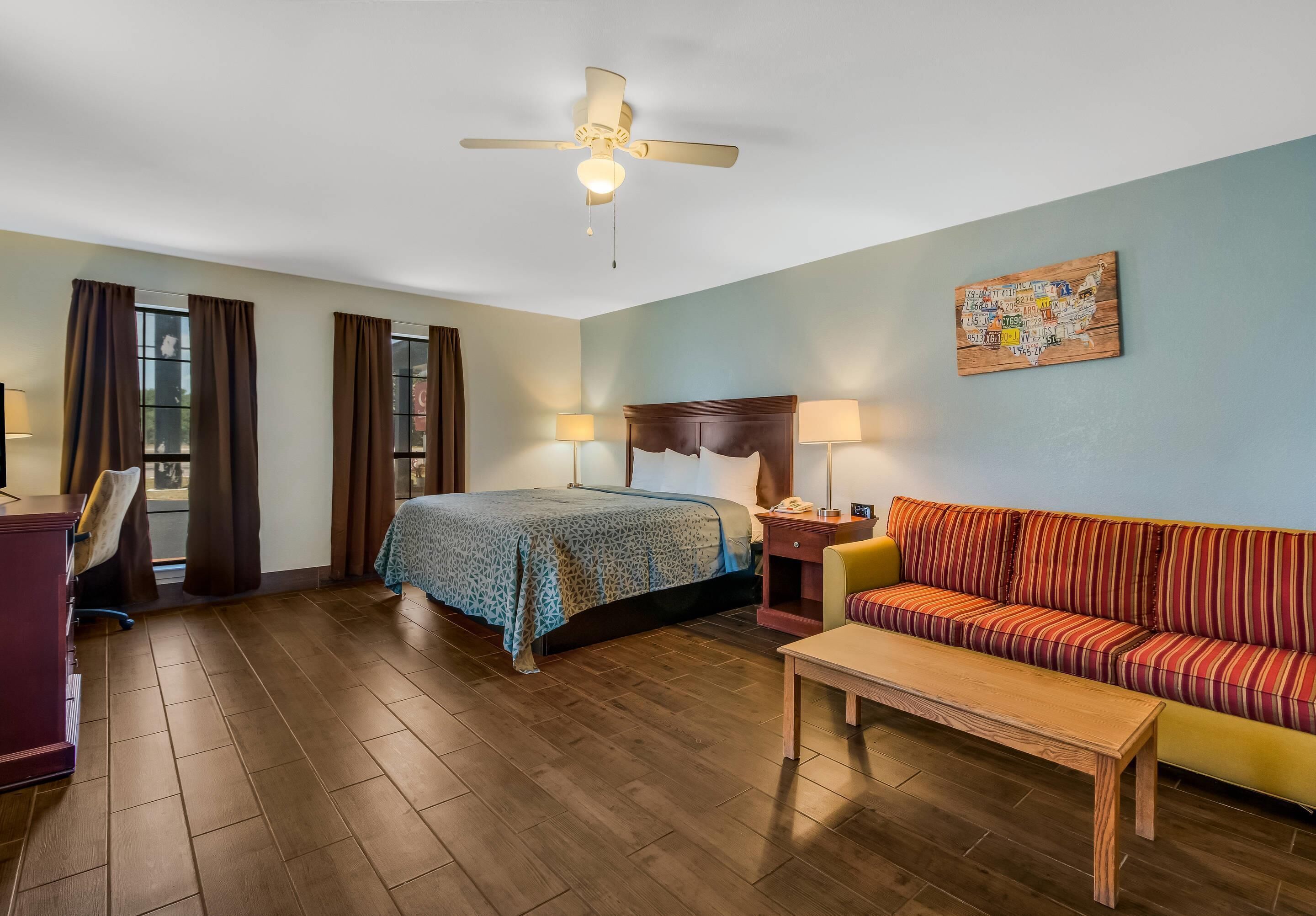 Suite, 1 kingsize-seng, tilgjengelighetstilpasset, ikke-røyk (Efficiency) | Skrivebord, strykejern/-brett, wi-fi (inkludert) og sengetøy