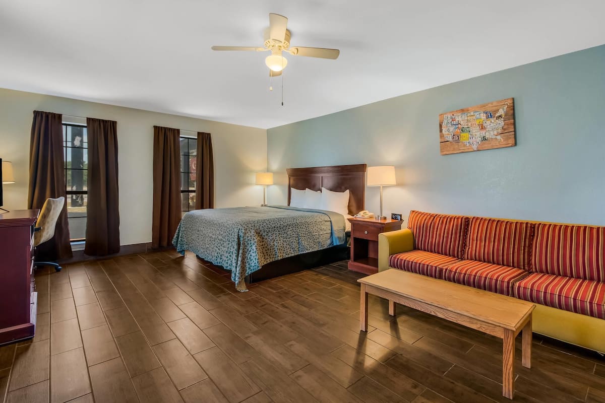 Suite, 1 kingsize-seng, tilgjengelighetstilpasset, ikke-røyk (Efficiency) | Skrivebord, strykejern/-brett, wi-fi (inkludert) og sengetøy