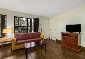 Desk, iron/ironing board, free WiFi, bed sheets - Econo Lodge Inn & Suites Fulton - Rockport (Rockport)