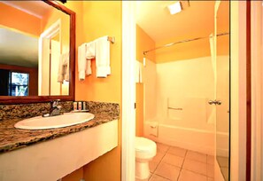 Kombinert dusj/badekar, toalettartikler (inkludert) og håndklær