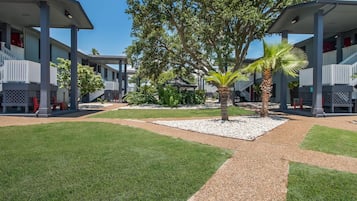 Una piscina al aire libre, sillones reclinables de piscina