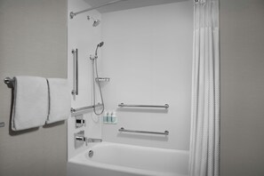 Combined shower/tub, hair dryer, towels
