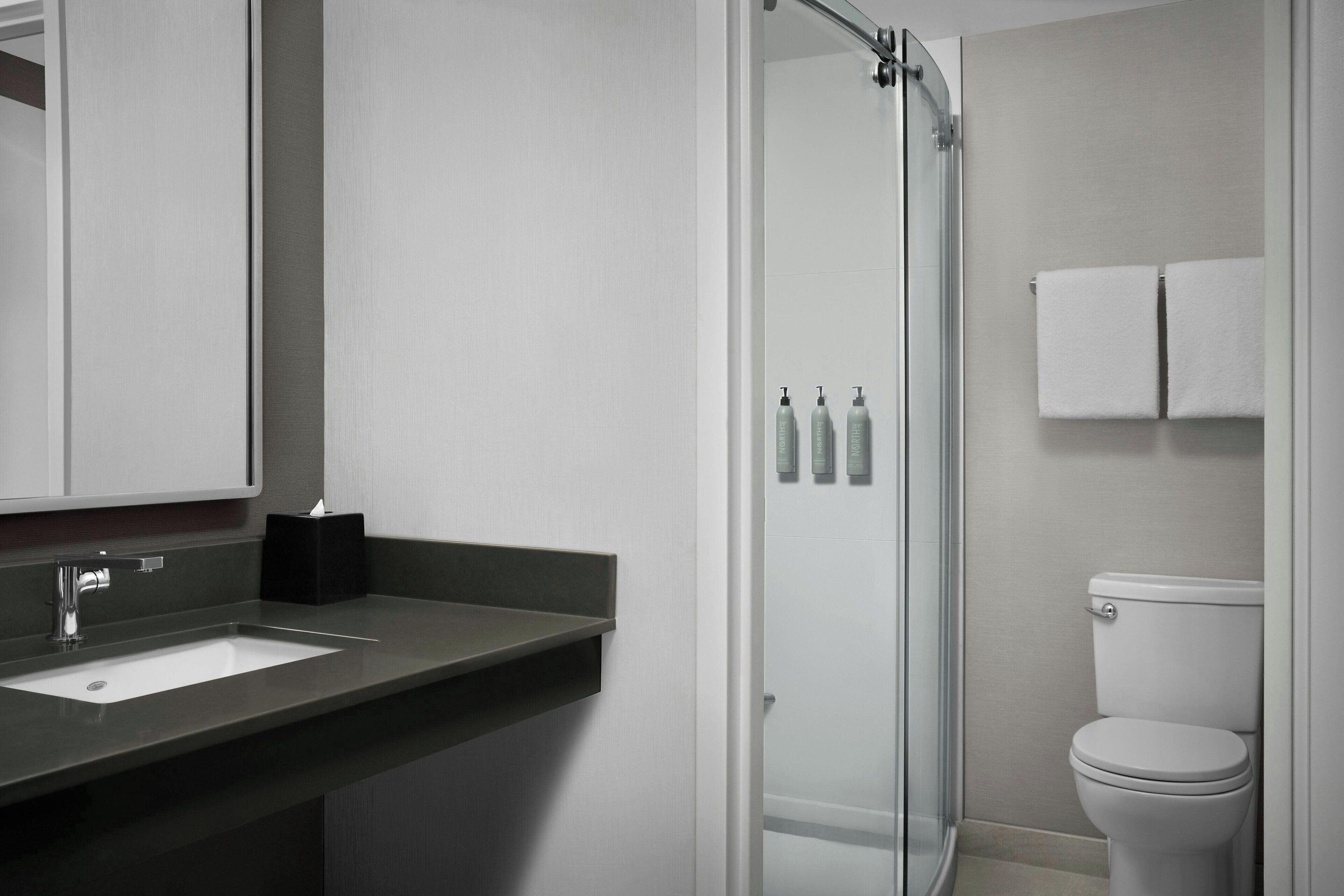 suite, 1 bedroom | bathroom | combined shower/bathtub, hair dryer, towels