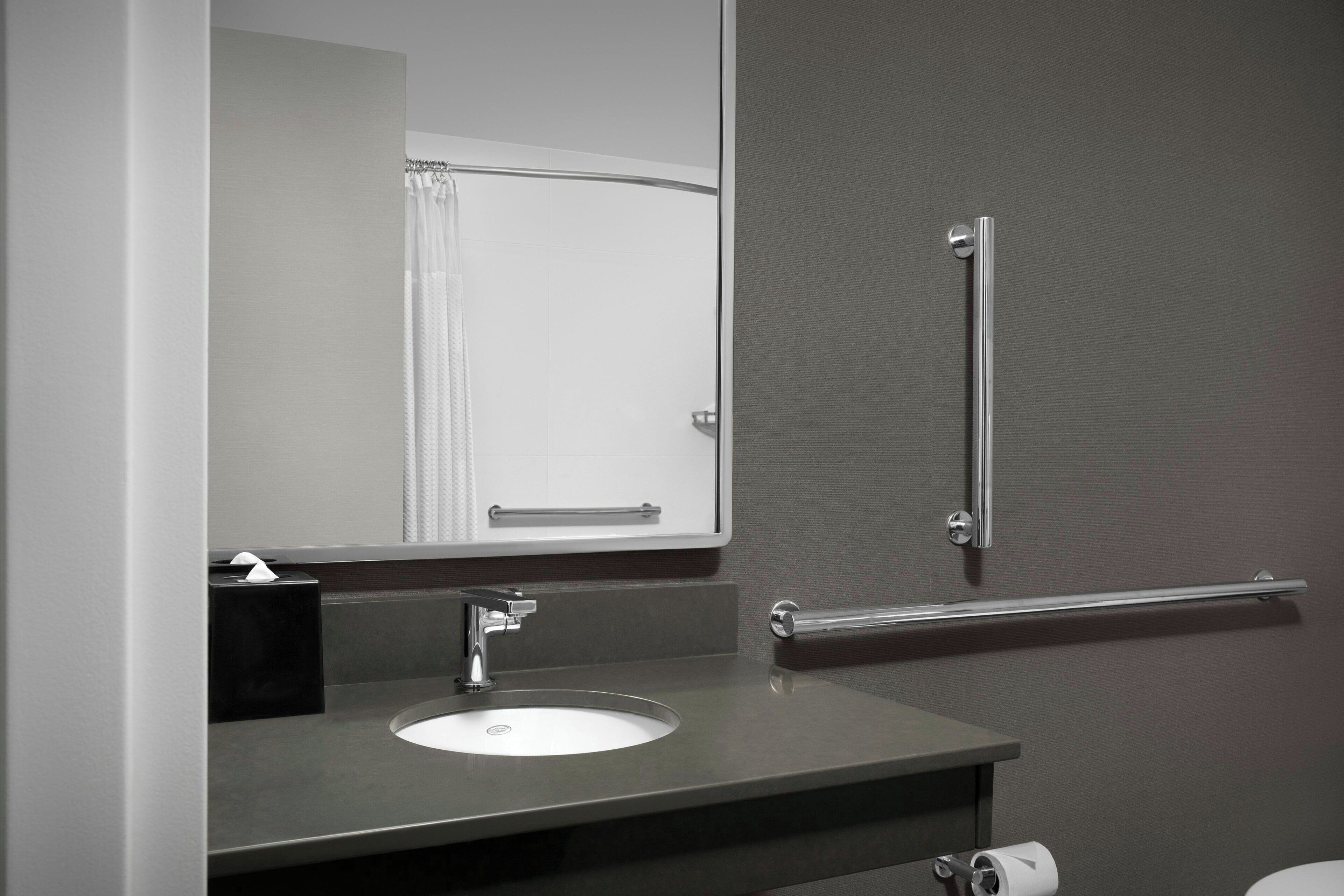 combined shower/bathtub, hair dryer, towels