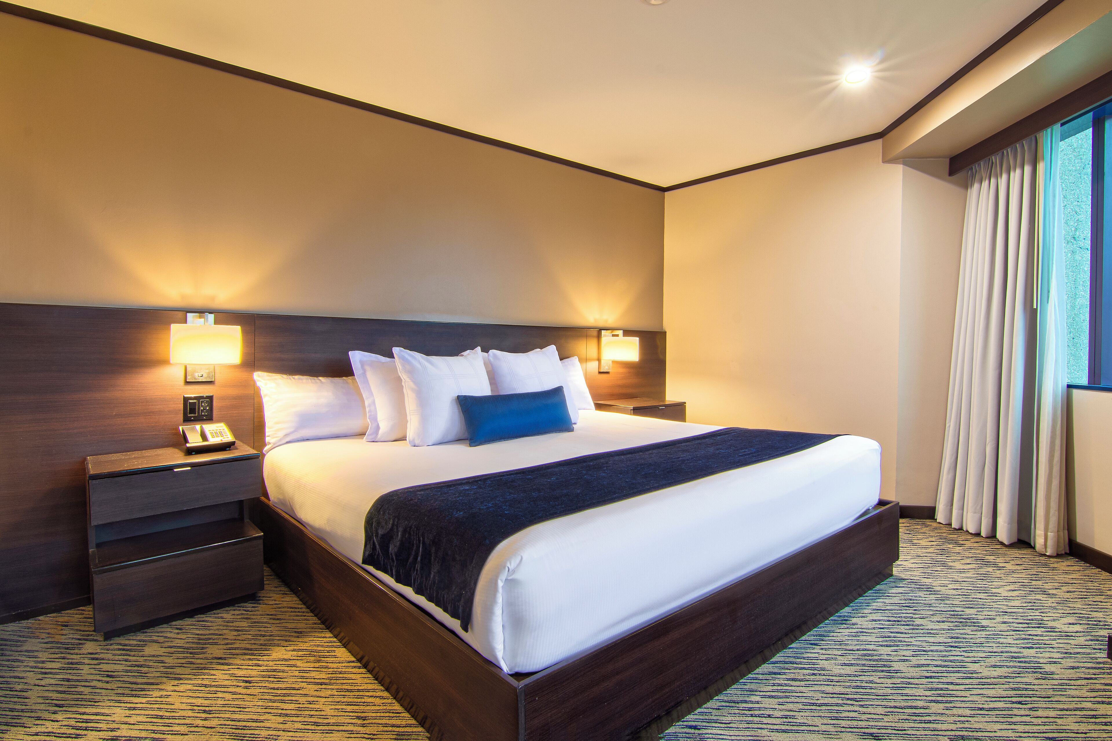 Cubrecamas, colchones con pillow-top y escritorio 