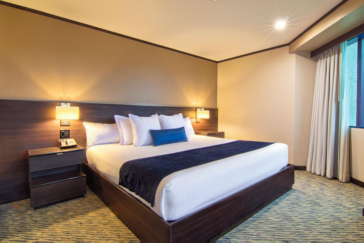 Cubrecamas, colchones con pillow-top y escritorio