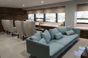 Habitación (GRAND CARE) | Sala de estar | Televisión LCD de 32 pulgadas con canales por cable y televisión 