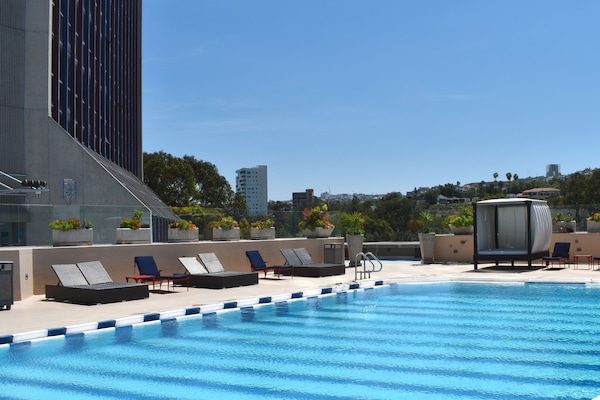 Una piscina al aire libre de temporada