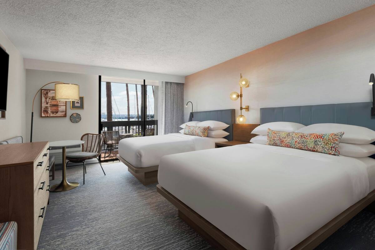 Premium Room, 2 Katil Ratu (Queen), Lanai, Tower | Peralatan tempat tidur premium, gebar bulu kapas, peti besi dalam bilik 