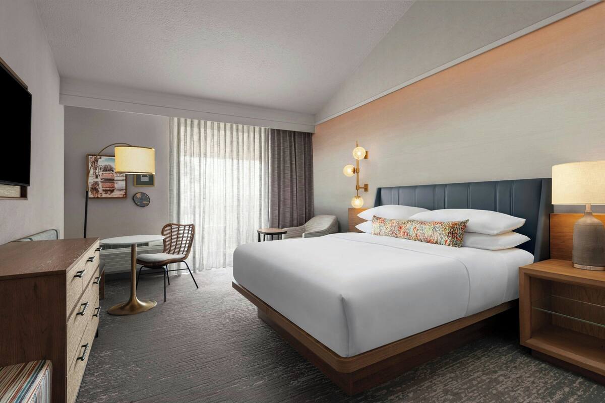 Peralatan tempat tidur premium, gebar bulu kapas, peti besi dalam bilik 