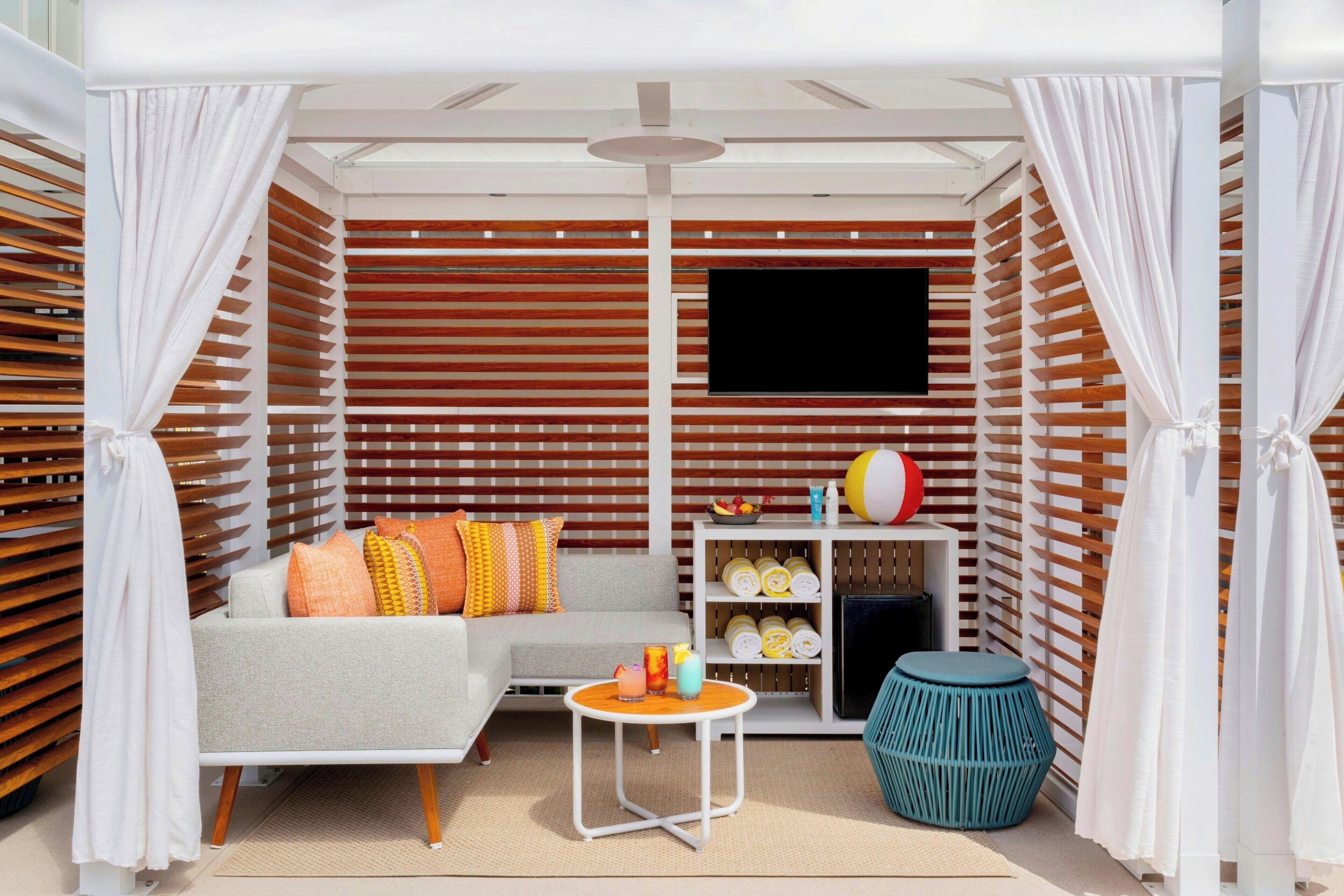 3 utendørsbassenger, bassengparasoller og solsenger