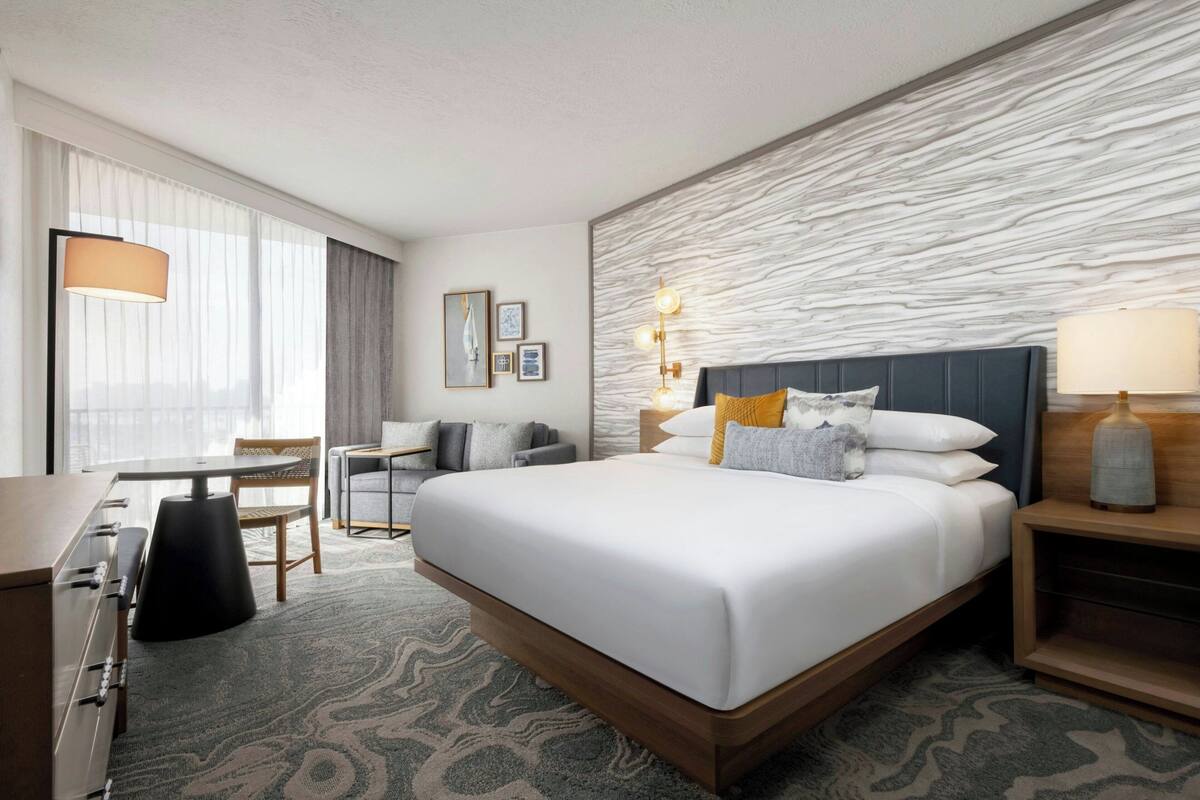 Peralatan tempat tidur premium, gebar bulu kapas, peti besi dalam bilik 