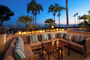 Pub, pool views, open daily - Sheraton San Diego Resort (San Diego)