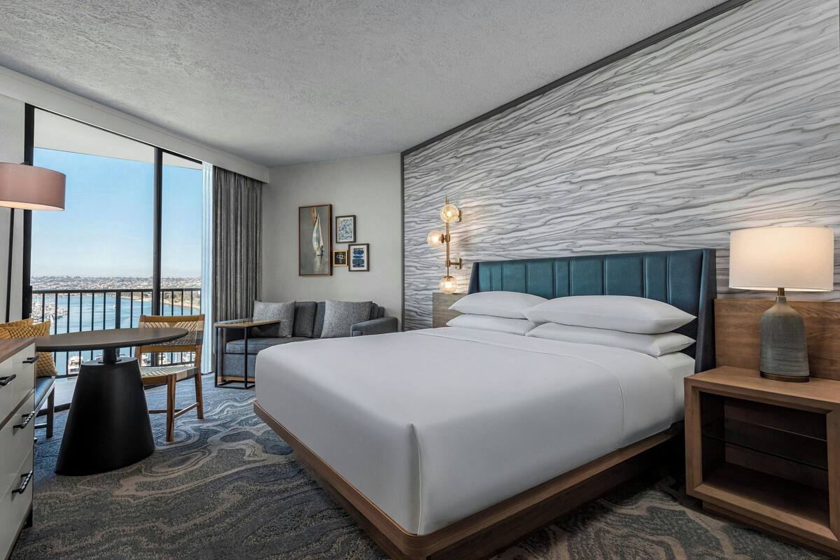 Deluxe Room, 1 Katil Raja (King), Tower (Marina Tower Newly Renovated) | Peralatan tempat tidur premium, gebar bulu kapas, peti besi dalam bilik 