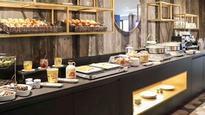 En buffet med forskellige retter og drikkevarer.