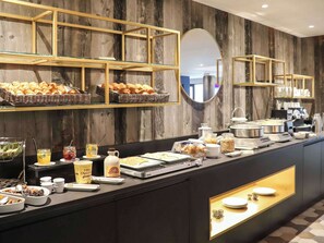 Breakfast, lunch, dinner served; French cuisine 