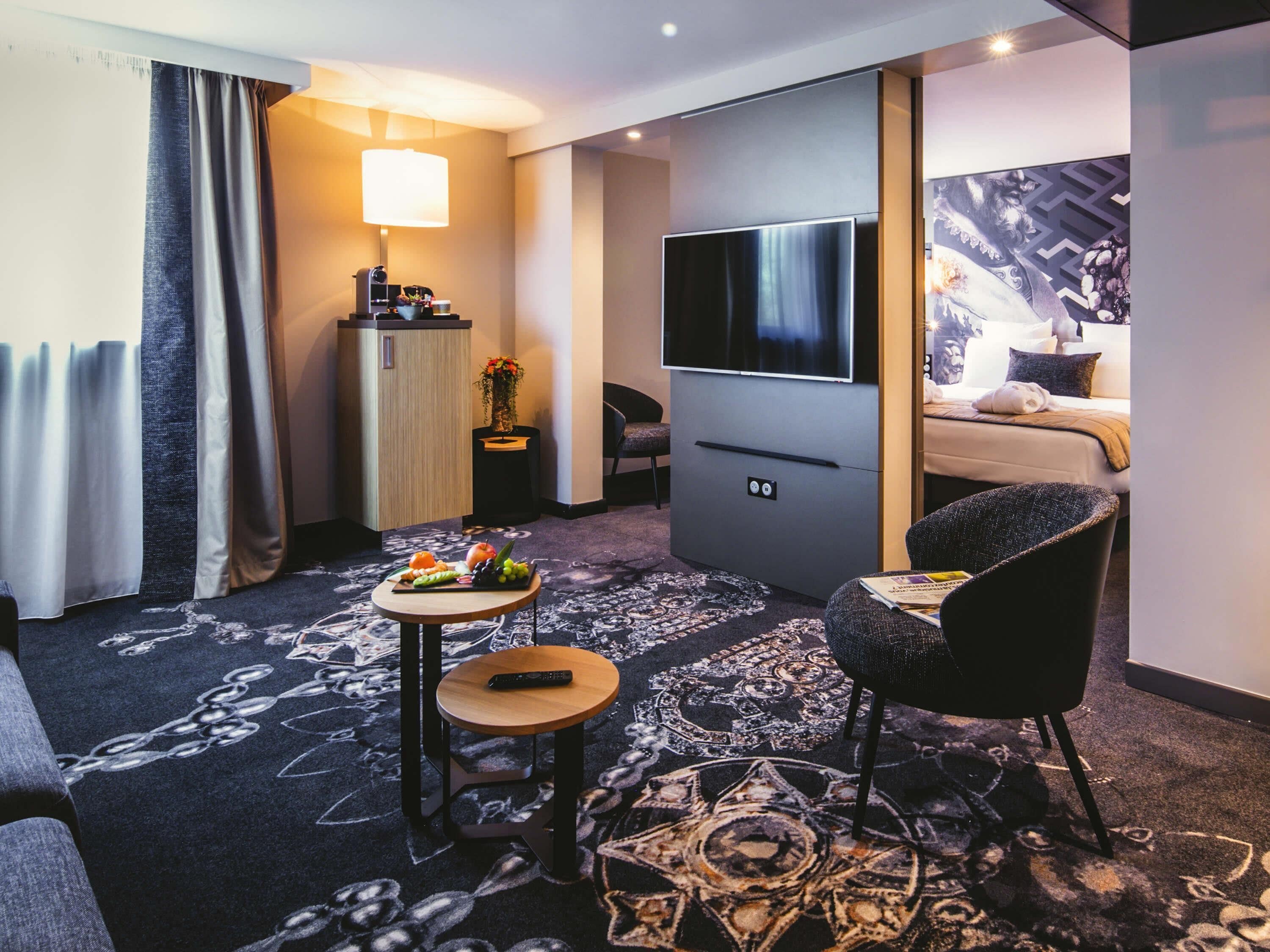 Suite – junior | Safe på rommet, individuelt dekorert, individuelt innredet og skrivebord