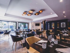 Daily to-go breakfast (EUR 18.60 per person)