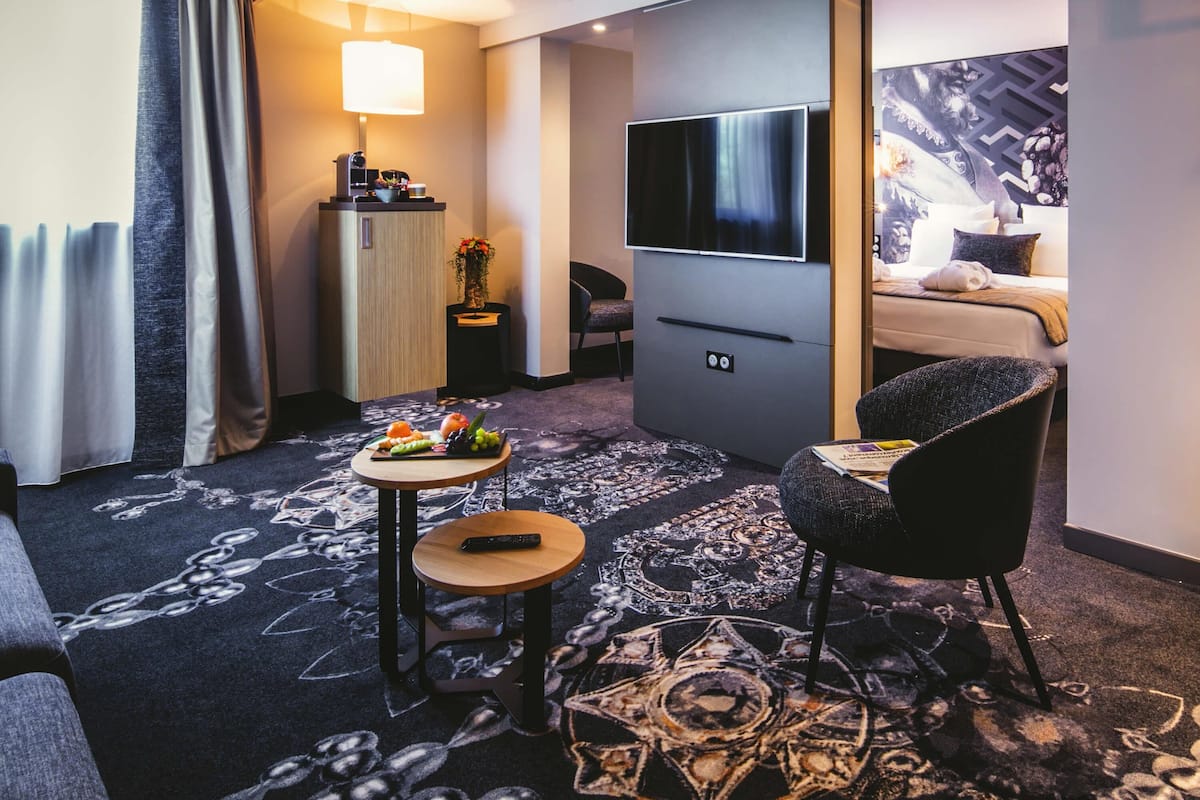 Junior Suite | In-room safe, individually decorated, individually furnished, desk