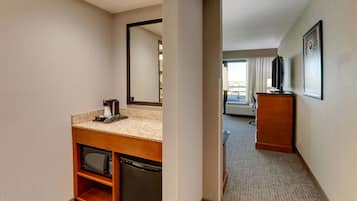 Escritorio, cortinas opacas, tabla de planchar con plancha