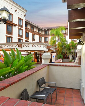 Premium bedding, down comforters, pillowtop beds, in-room safe - Courtyard by Marriott Old Town (San Diego)