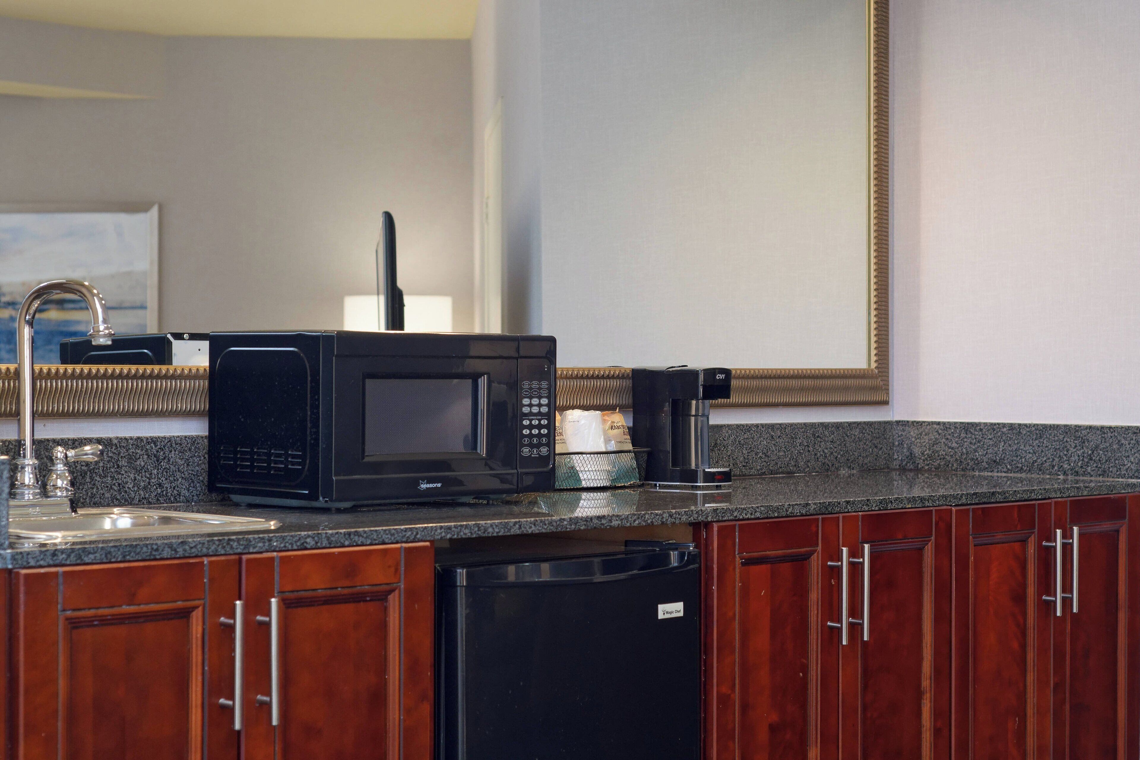 suite, 1 bedroom, non smoking | bar (on property)