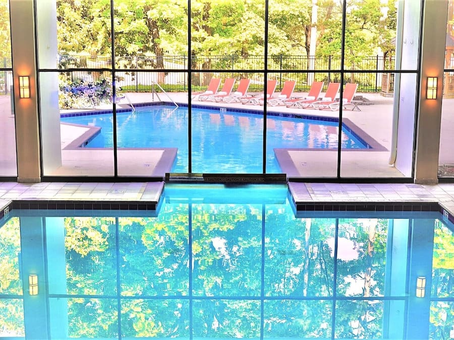 Piscina interna, piscina externa sazonal, guarda-sóis, espreguiçadeiras