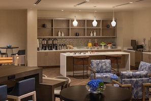 Club Room, 1 King Bed, Non Smoking | Lounge