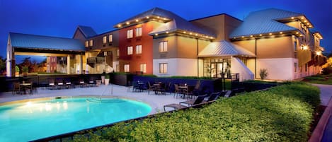 Een seizoensgebonden buitenzwembad